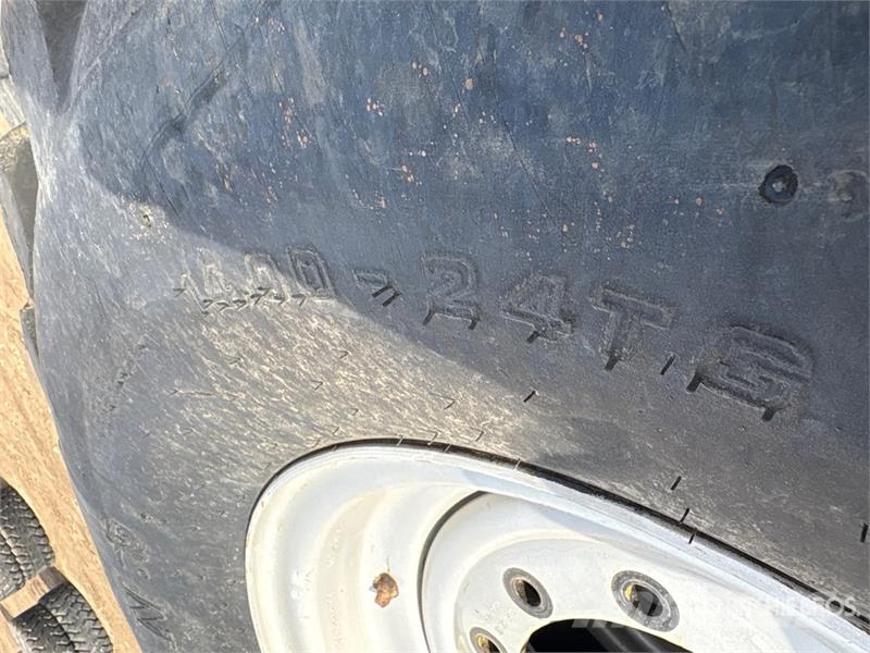  Quantity of (9) Tires - Fits Telehandler الإطارات والعجلات والحافات