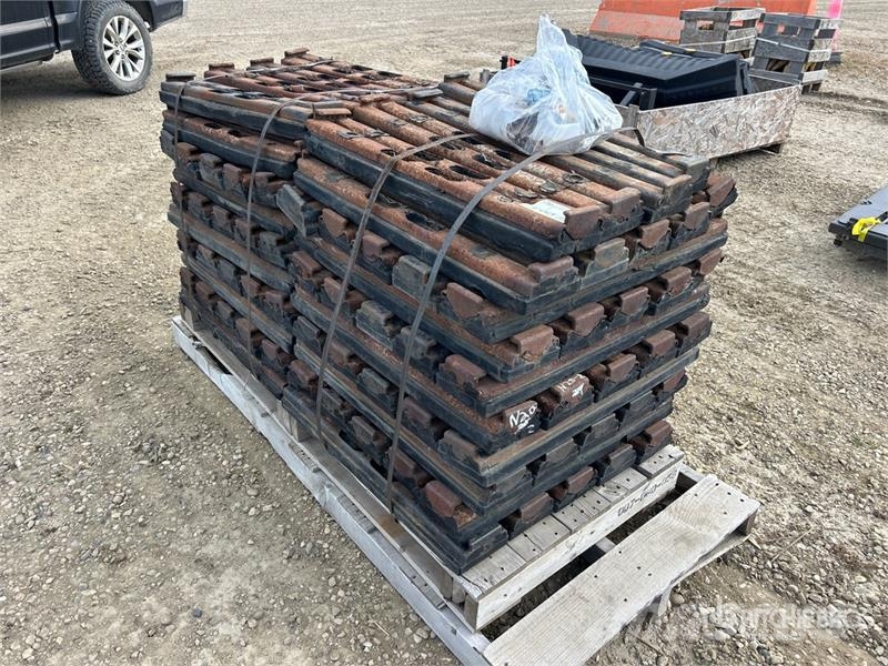 Quantity of (98) 28.5 in Excavator Bolt On Street  Andre komponenter