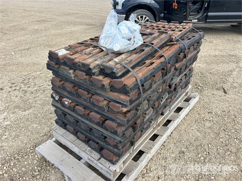  Quantity of (98) 28.5 in Excavator Bolt On Street  Andre komponenter