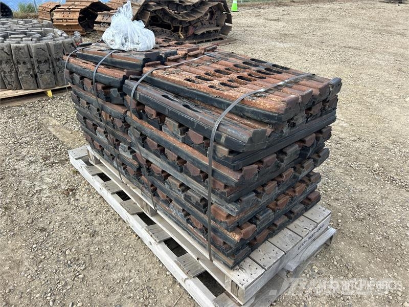  Quantity of (98) 28.5 in Excavator Bolt On Street  Andre komponenter