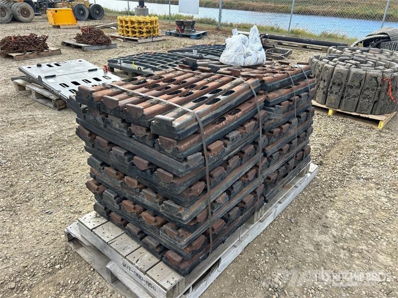  Quantity of (98) 28.5 in Excavator Bolt On Street  Andre komponenter