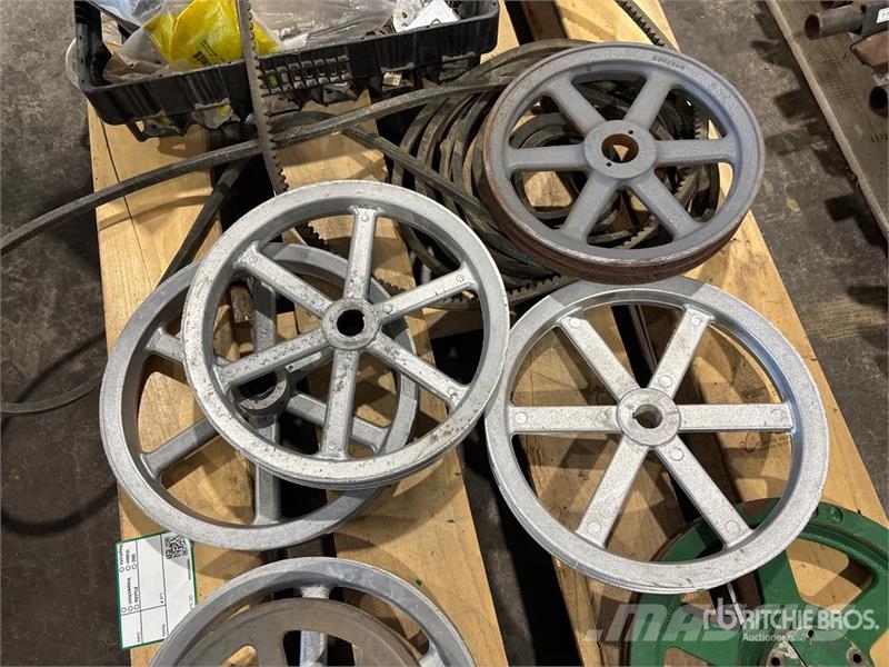 Quantity of Assorted Agricultural Equipment Parts Andre komponenter