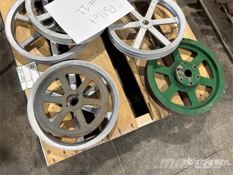 Quantity of Assorted Agricultural Equipment Parts Andre komponenter