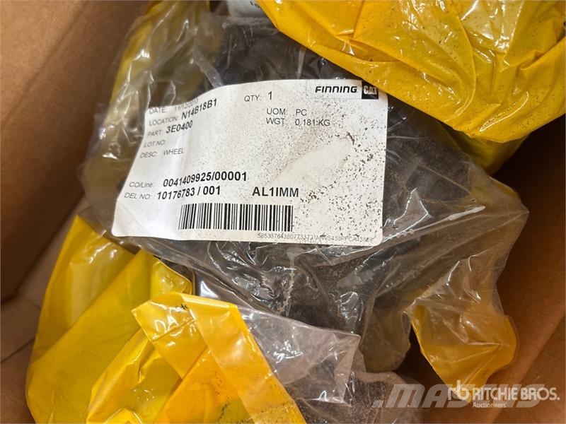  Quantity of Assorted Cat Parts (Unused) Ďalšie komponenty