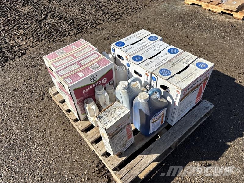 Quantity of Assorted Chemicals Sand- och saltspridare