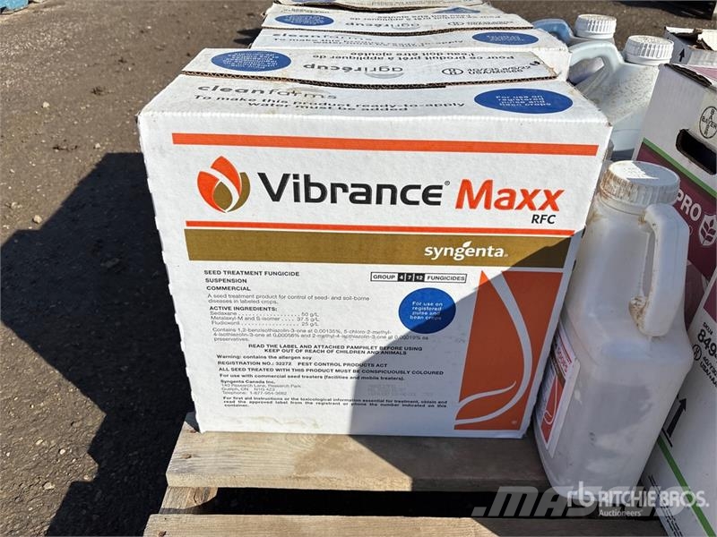 Quantity of Assorted Chemicals Sand- och saltspridare