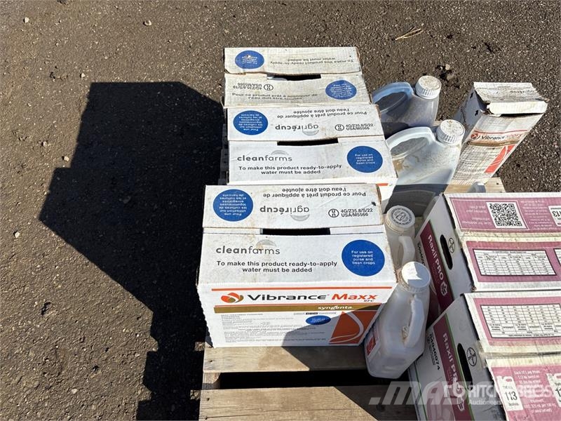 Quantity of Assorted Chemicals Sand- och saltspridare
