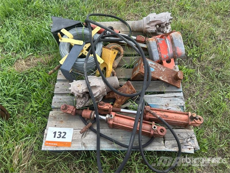 Quantity of Assorted Drill Bits, Hydraulic Cylinde Ďalšie komponenty