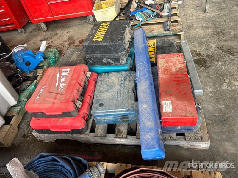  Quantity of Assorted Empty Tool Cases incl. DeWalt Drugi deli