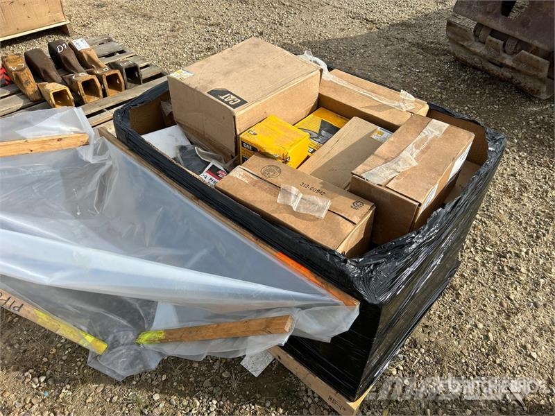 Quantity of Assorted Fuel/Oil Filters - Fits Cat D Ďalšie komponenty