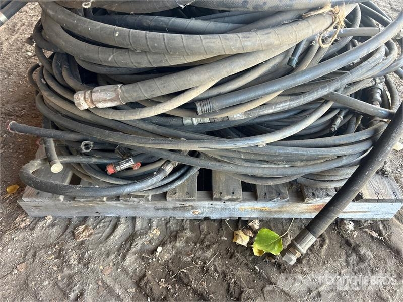Quantity of Assorted Hydraulic Hoses Andre komponenter