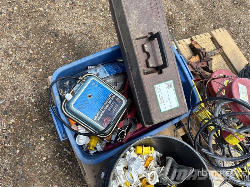 Quantity of Assorted Livestock Equipment Weitere Viehgeräte