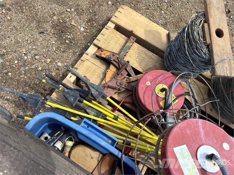 Quantity of Assorted Livestock Equipment Weitere Viehgeräte