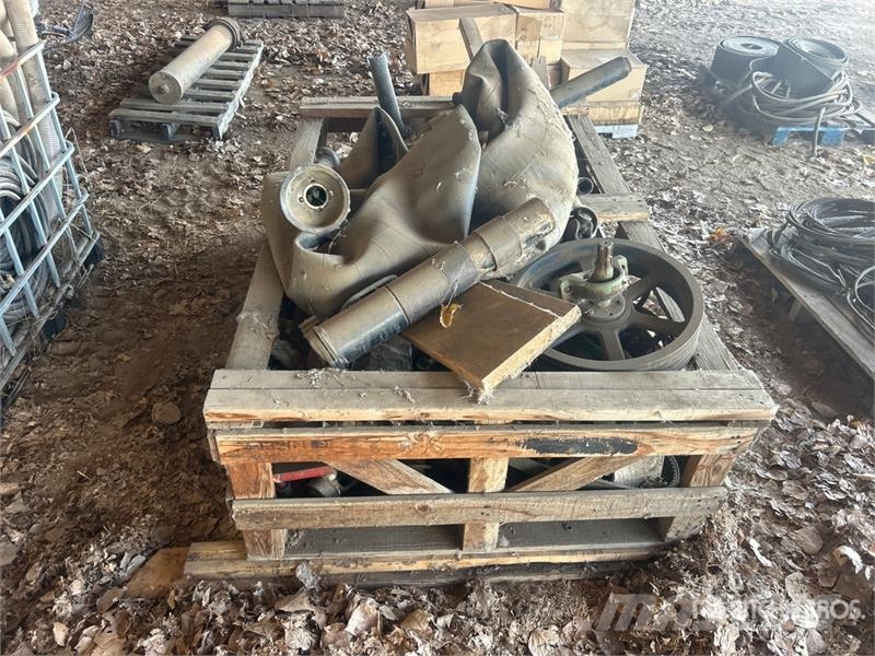 Quantity of Assorted PTO Shafts and. Driveline Par Andre komponenter