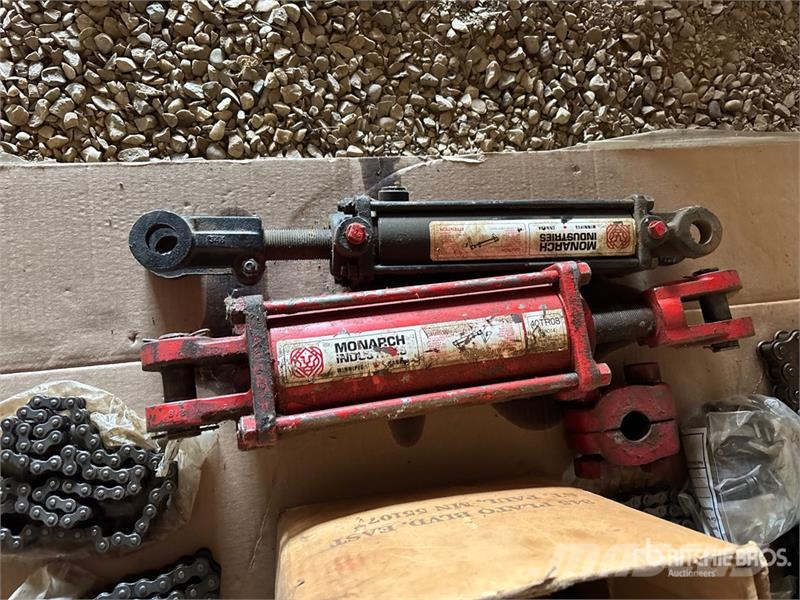 Quantity of Assorted Roller Chains مكونات أخرى