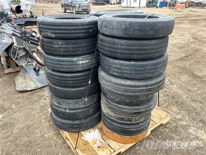  Quantity of Assorted Sizes and Tread Patterns Tire Gume, kotači i naplatci