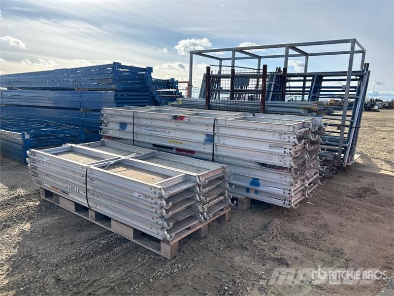 Quantity of Assorted Scaffolding Gerüste & Zubehör