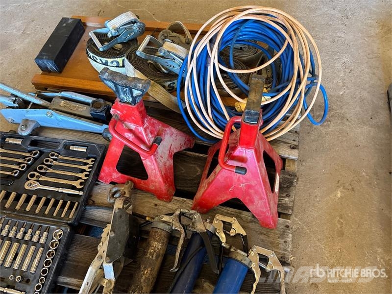 Quantity of Assorted Shop Tools Egyéb alkatrészek