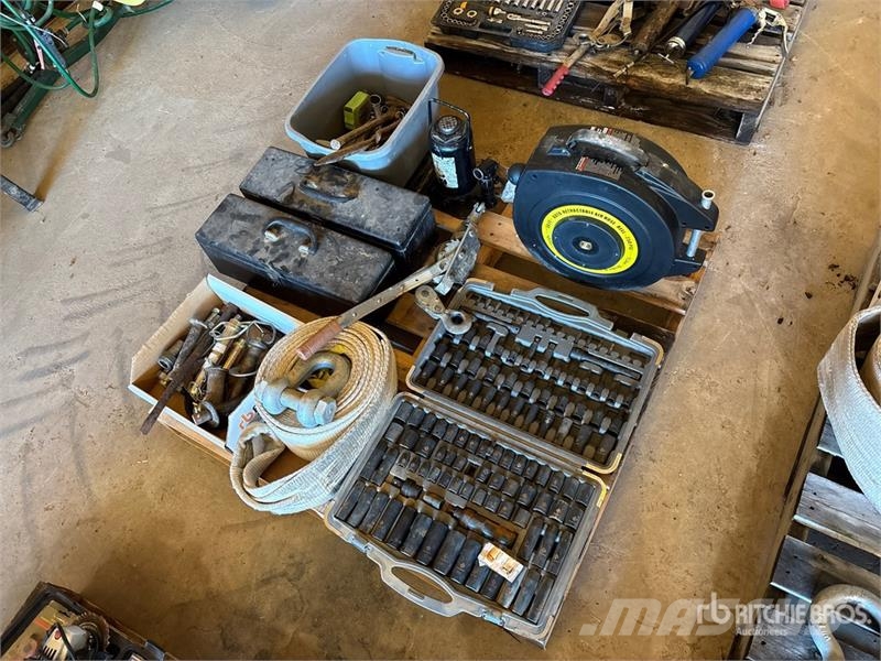 Quantity of Assorted Shop Tools Egyéb alkatrészek