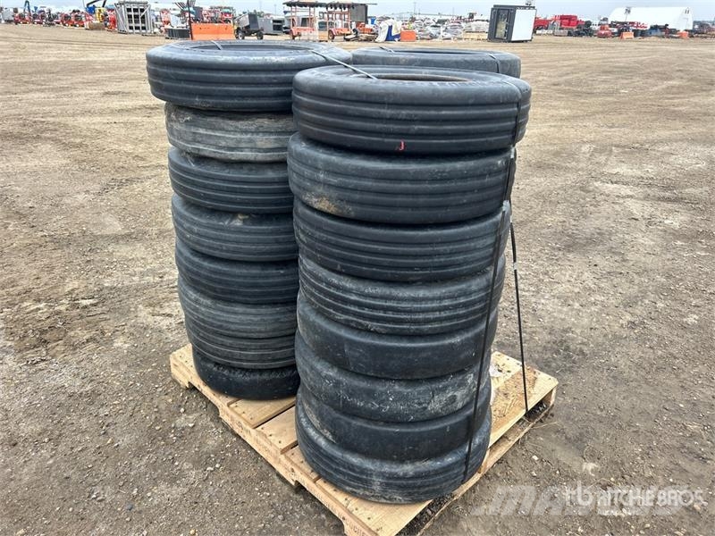  Quantity of Assorted Sizes and Tread Patterns Tire Gume, kotači i naplatci