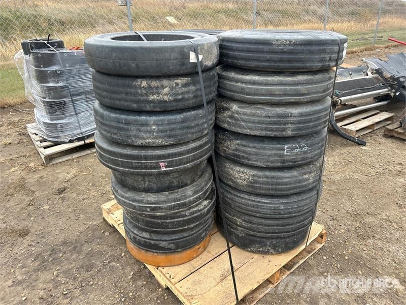  Quantity of Assorted Sizes and Tread Patterns Tire Gume, kotači i naplatci