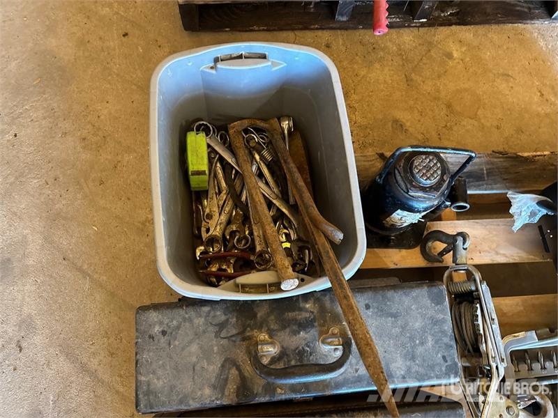 Quantity of Assorted Shop Tools Egyéb alkatrészek