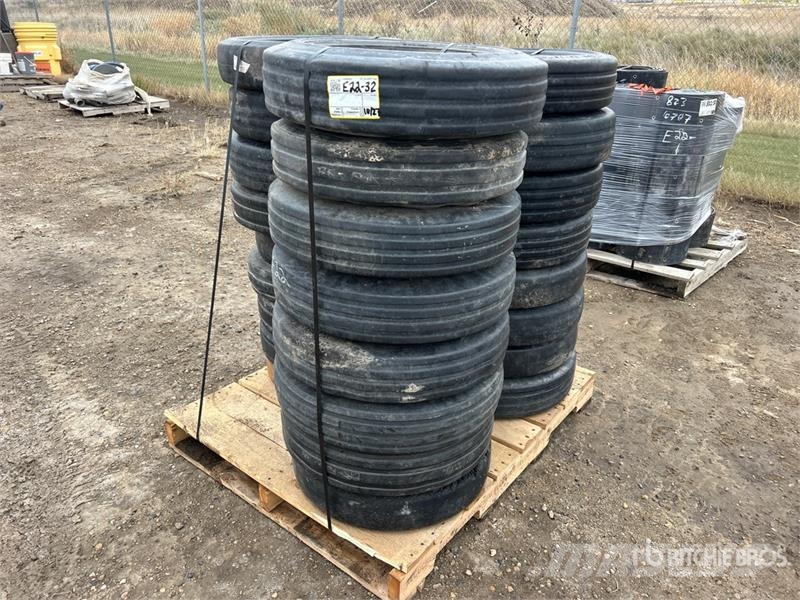  Quantity of Assorted Sizes and Tread Patterns Tire Gume, kotači i naplatci