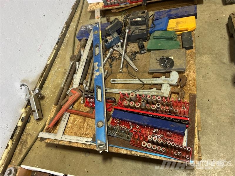 Quantity of Assorted Sockets, Pipe Wrenches & Hand Drugi deli