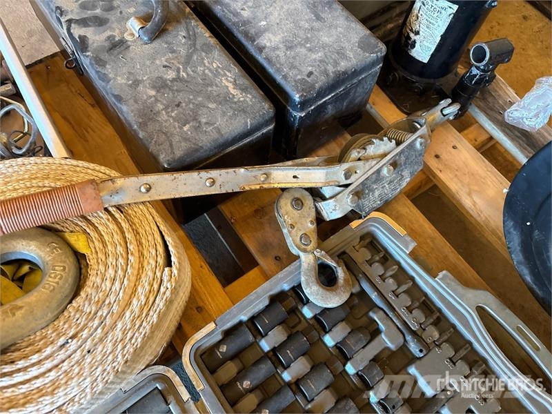 Quantity of Assorted Shop Tools Egyéb alkatrészek