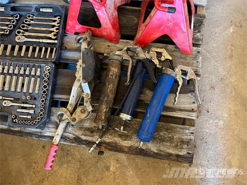 Quantity of Assorted Shop Tools Egyéb alkatrészek