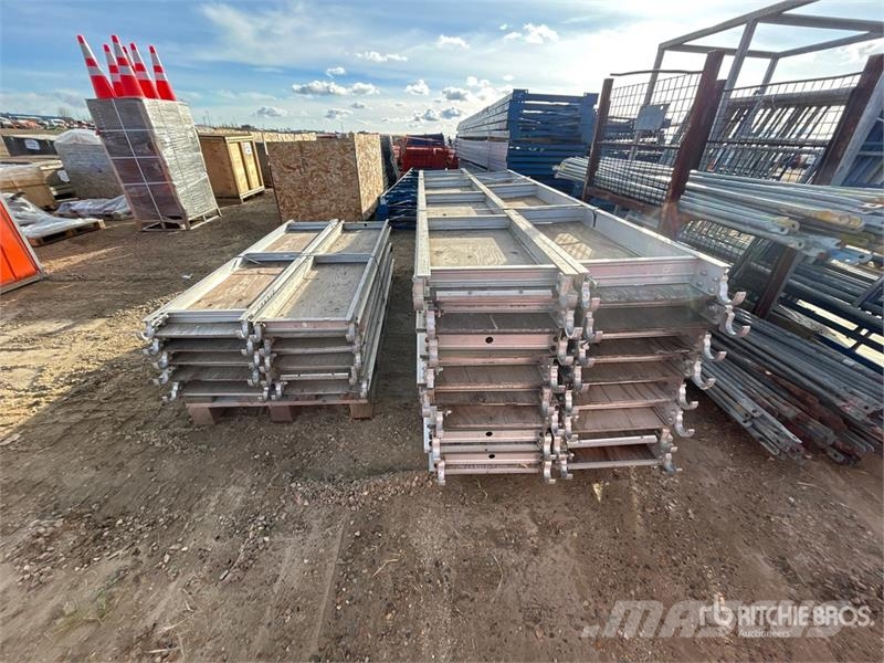 Quantity of Assorted Scaffolding Gerüste & Zubehör