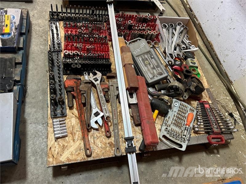  Quantity of Assorted Wrenches, Sockets & Hand Tool Drugi deli