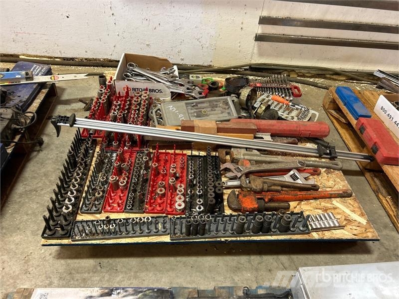  Quantity of Assorted Wrenches, Sockets & Hand Tool Drugi deli