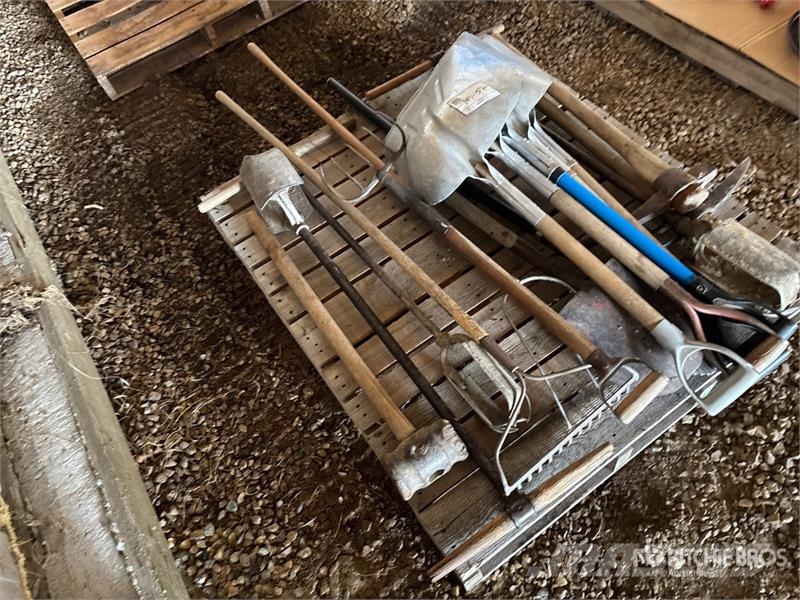  Quantity of Assorted Yard Tools Andre komponenter