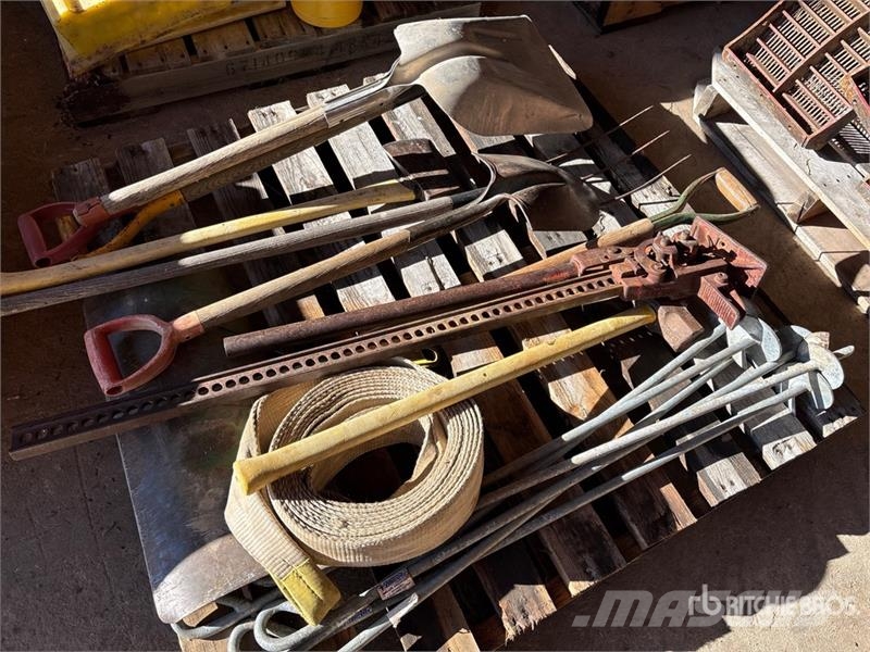 Quantity of Assorted Yard Tools Egyéb alkatrészek