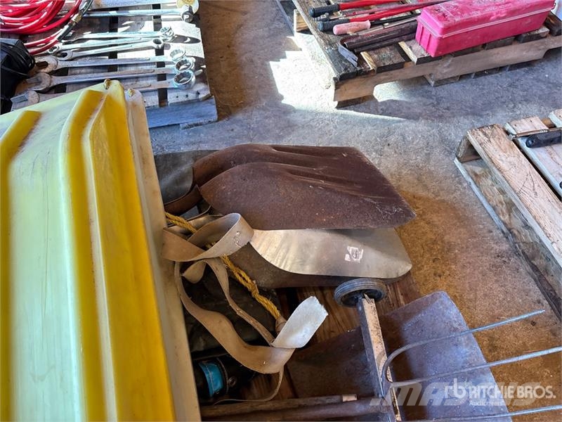 Quantity of Assorted Yard Tools Kiti naudoti statybos komponentai