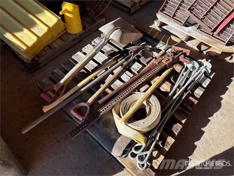 Quantity of Assorted Yard Tools Egyéb alkatrészek