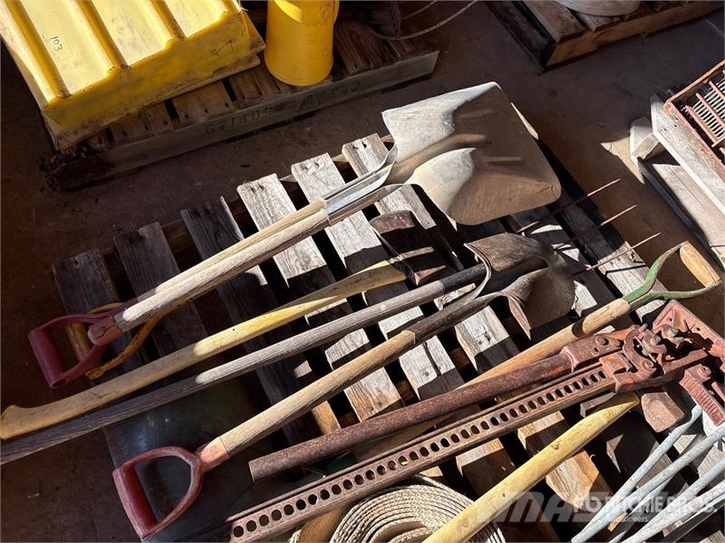 Quantity of Assorted Yard Tools Egyéb alkatrészek