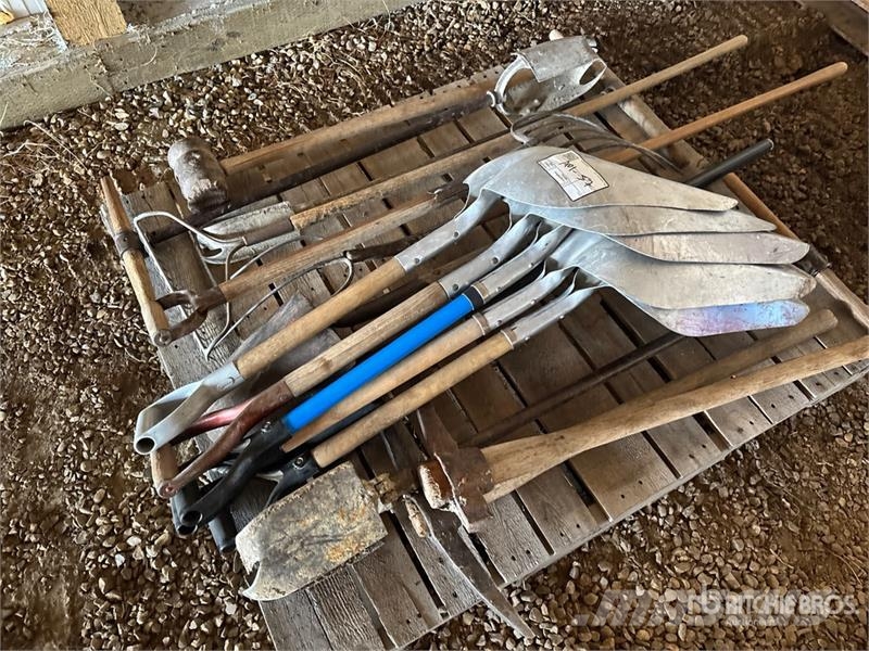  Quantity of Assorted Yard Tools Andre komponenter