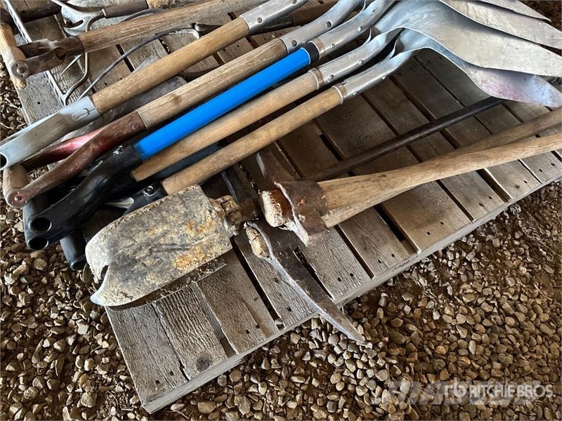  Quantity of Assorted Yard Tools Andre komponenter