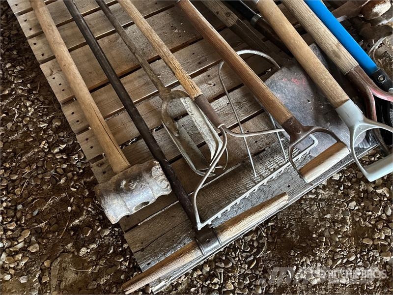  Quantity of Assorted Yard Tools Andre komponenter