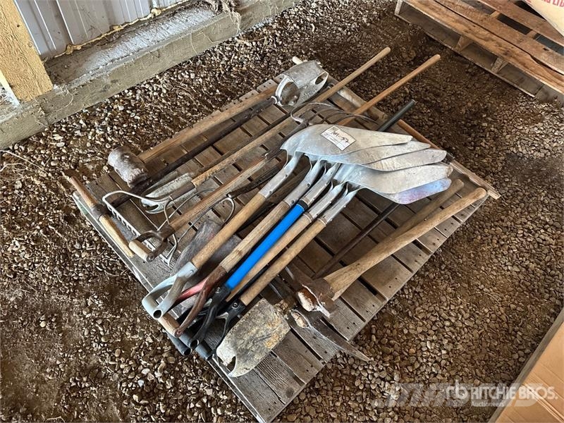  Quantity of Assorted Yard Tools Andre komponenter