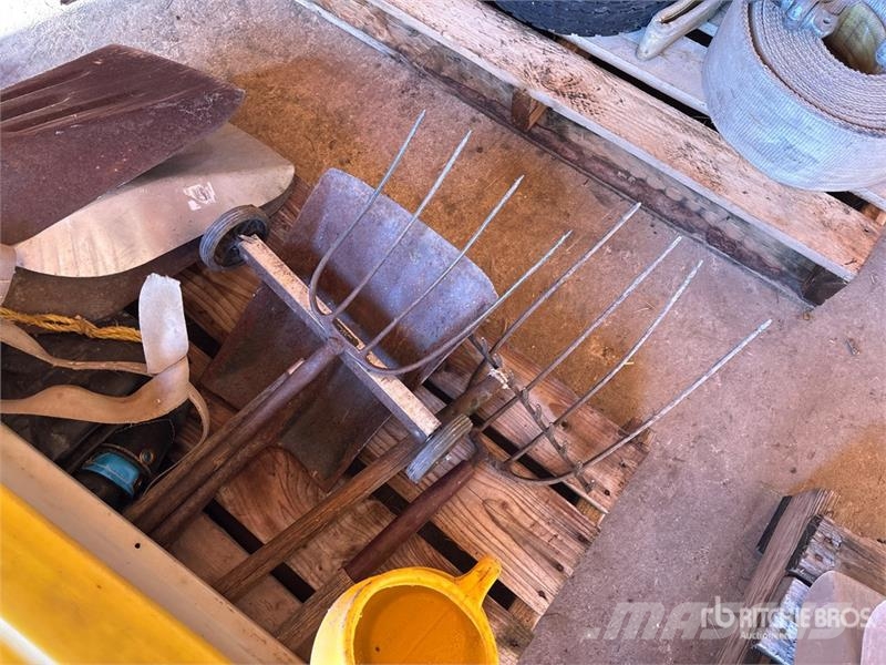 Quantity of Assorted Yard Tools Kiti naudoti statybos komponentai