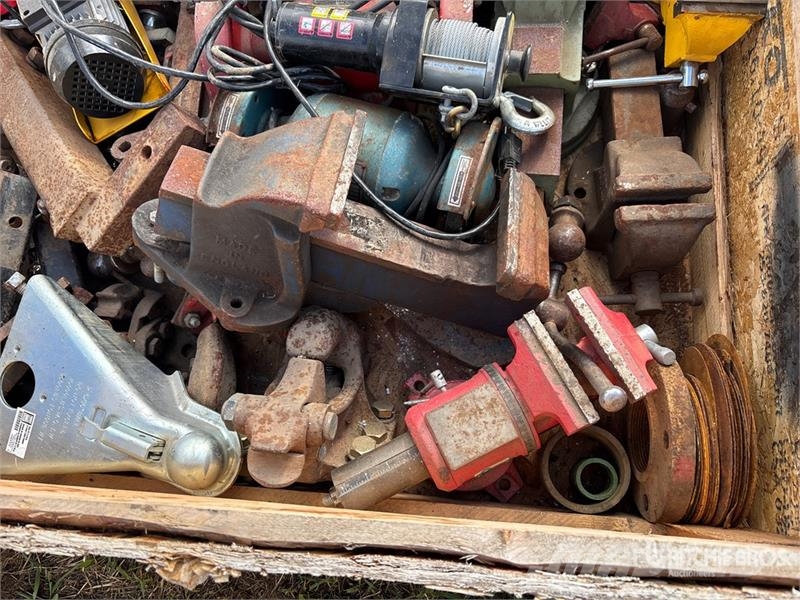 Quantity of Ball Hitch, Winch, Grinder, Vice Drugi deli
