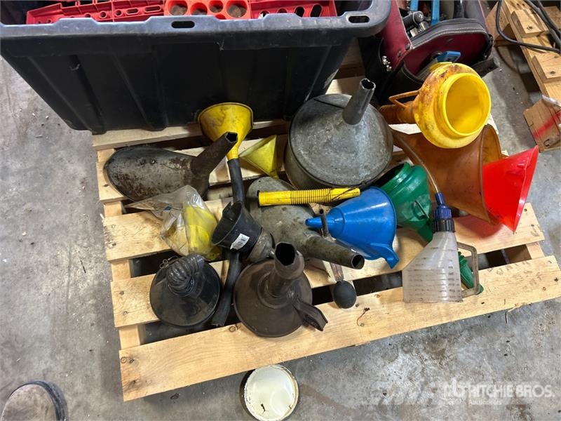 Quantity of Barricade Tapes, Funnels,Socket Holder 其他組件