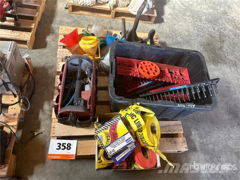 Quantity of Barricade Tapes, Funnels, Socket Holde Egyéb alkatrészek