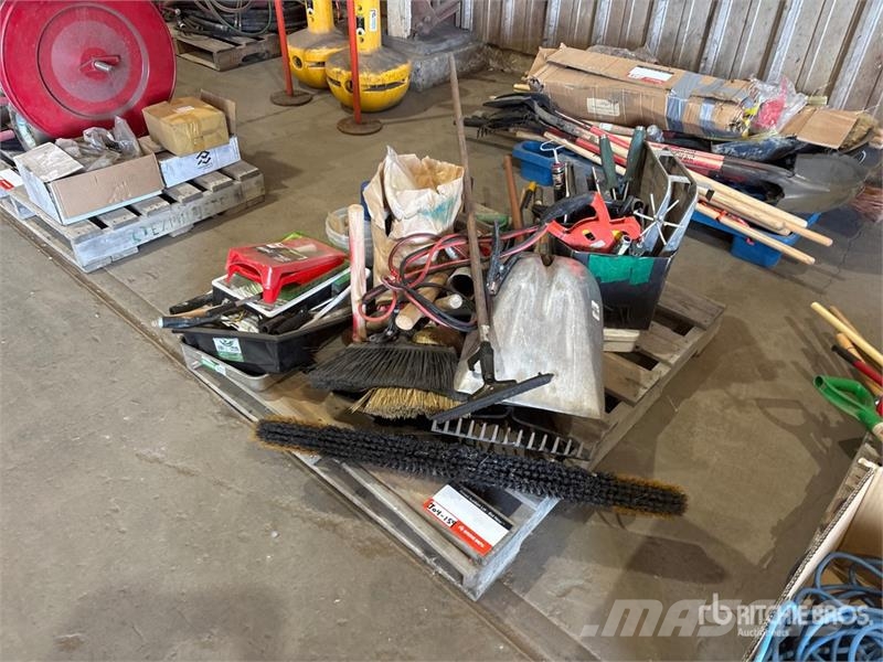 Quantity of Brooms, Shovels, Foam Rollers, Hammer, Drugi deli