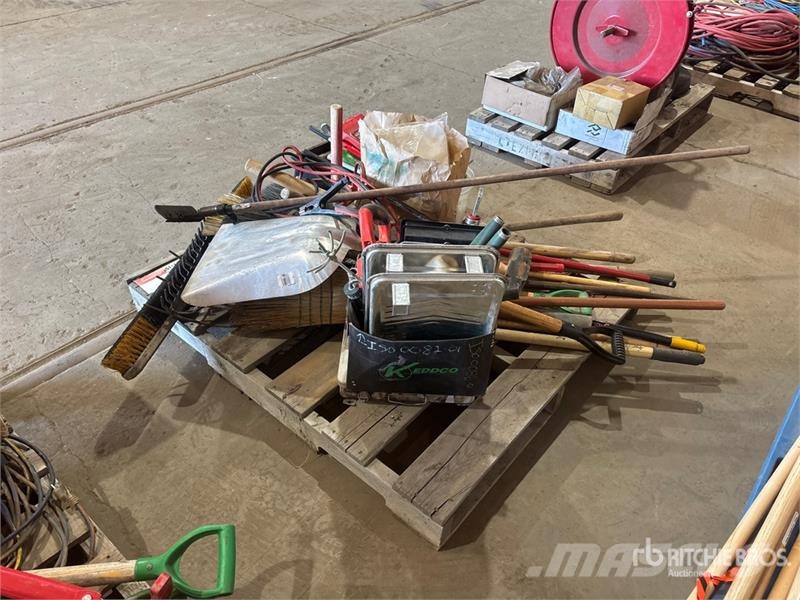 Quantity of Brooms, Shovels, Foam Rollers, Hammer, Drugi deli