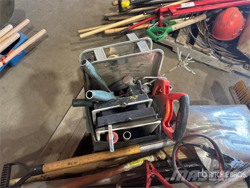 Quantity of Brooms, Shovels, Foam Rollers, Hammer, Drugi deli