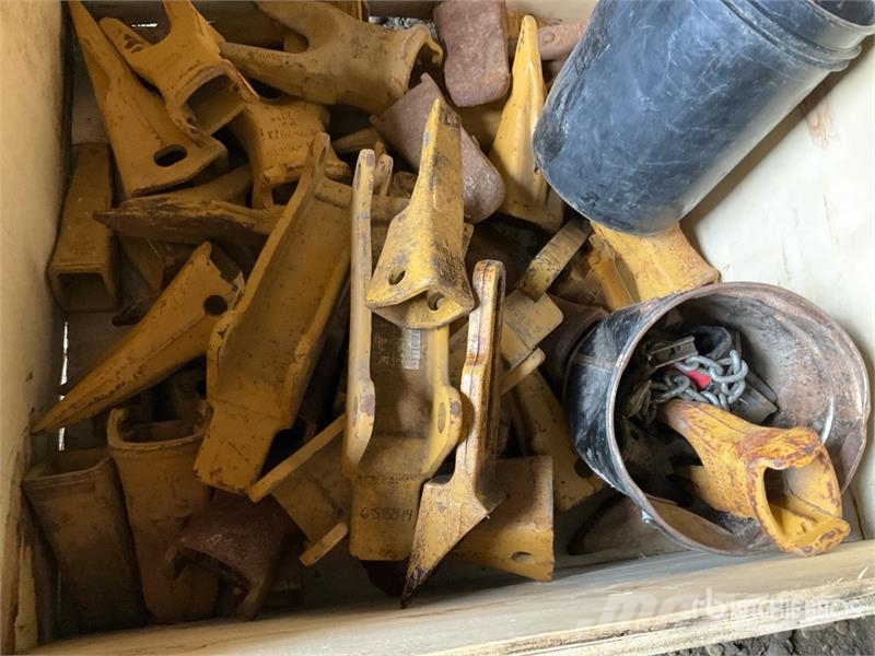Quantity of Bucket Teeth & Mounts Sonstige Baumaschinen